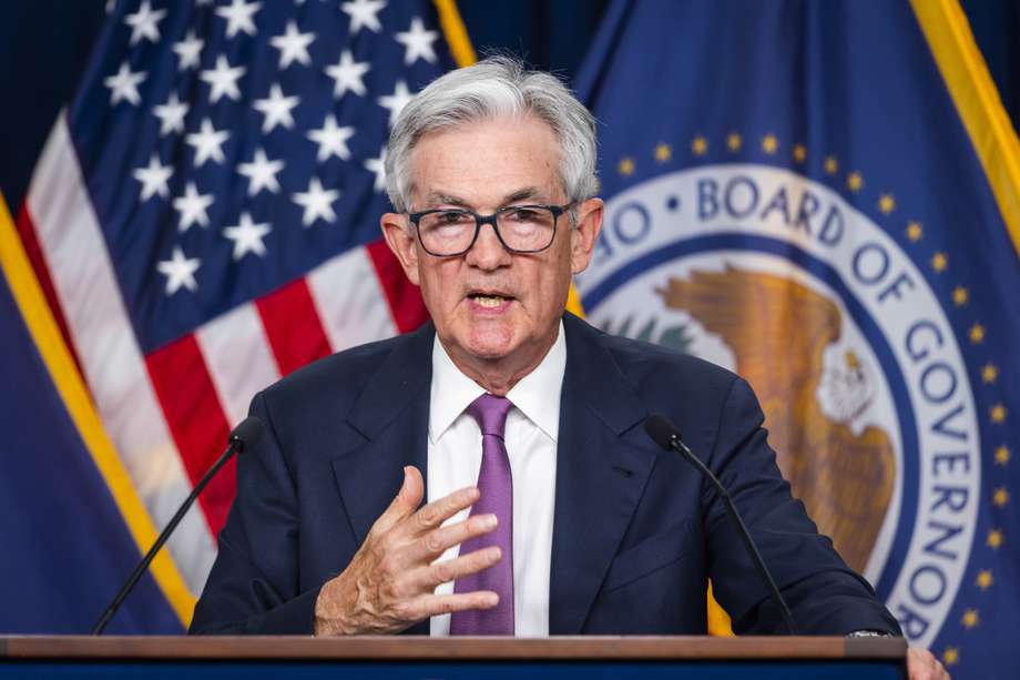 Powell señaló que los banqueros de la Fed esperan mantener las tasas de interés sin variación cuando se reúnan los días 12 y 13 de diciembre, lo que les dará más tiempo para evaluar la economía después de aumentar fuertemente las tasas desde cerca de cero en marzo de 2022 a más del 5% en julio. EFE/EPA/JIM LO SCALZO
