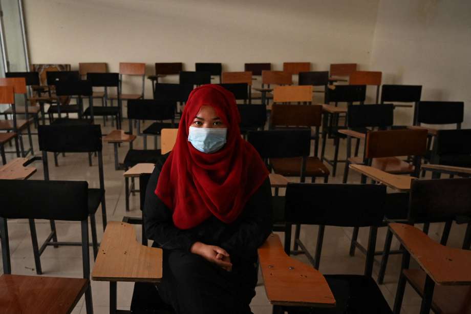 Un estudiante se sienta dentro de un aula después de que las universidades privadas reabrieran en Kabul el 6 de septiembre de 2021 / Foto de referencia