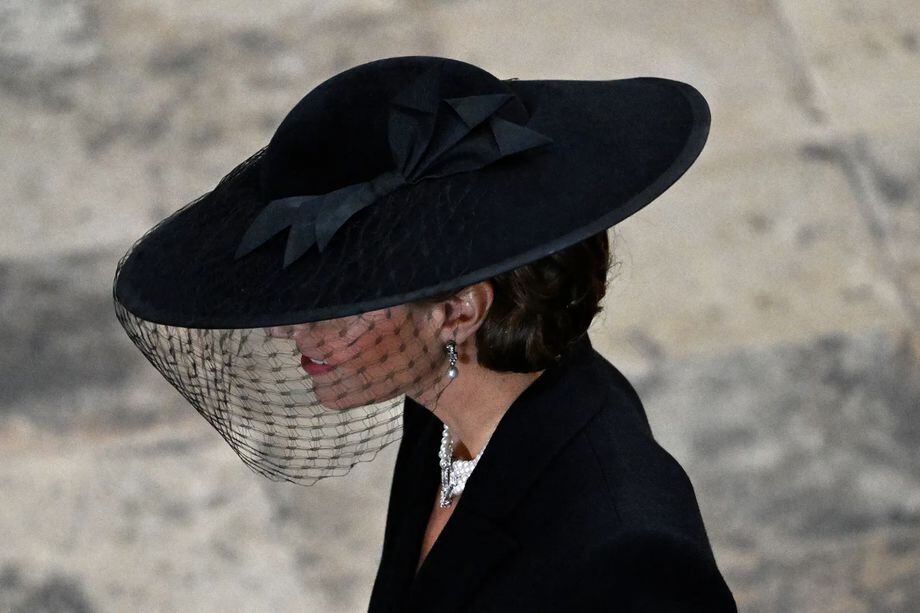 Primer plano de la gargantilla de cuatro hilos de perlas y diamantes de Garrard y los pendientes de perlas de Bahrein que pertenecieron a reina Isabel II. Gareth Cattermole/Getty Images