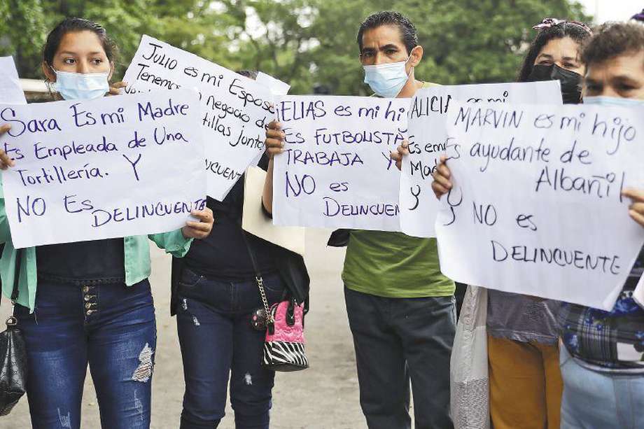 Familiares de detenidos protestan frente a la Corte Suprema de Justicia en San Salvador.  / EFE