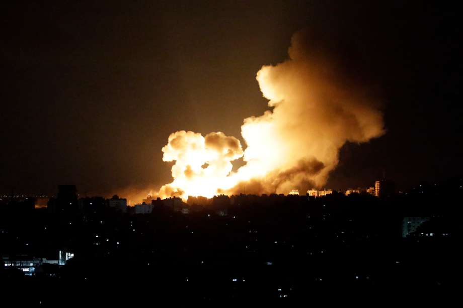 El humo se eleva tras un ataque aéreo israelí en el barrio de Al-Ramal, en la ciudad de Gaza, el 10 de octubre de 2023. 