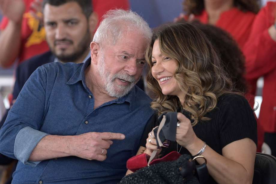 El expresidente Luiz Inácio Lula da Silva y su novia Rosangela da Silva, con quien se casa el 18 de mayo de 2022.