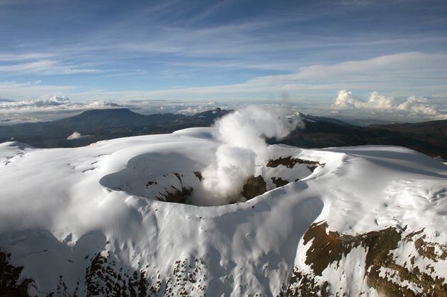 Cenizas emitidas por el volcán Nevado del Ruiz cayeron en Manizales  