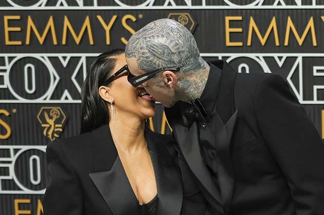 El apasionado beso de Kourtney Kardashian y Travis Barker en los Premios Emmy