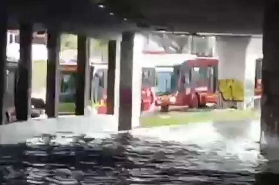 av. Caracas con calle 80 está inundada por cuenta de las persistentes lluvias.