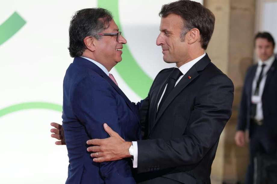 El presidente Gustavo Petro siendo recibido por su homólogo francés, Emmanuel Macron, en el antiguo edificio de la Bolsa de París, donde se lleva a cabo la cumbre hasta el viernes.
