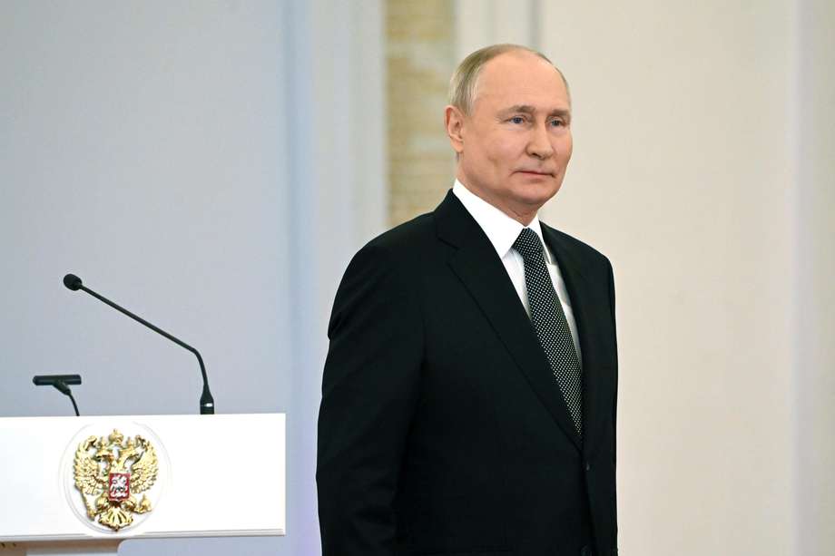 El presidente ruso, Vladimir Putin, asiste a una ceremonia para entregar las medallas de la Estrella de Oro a los Héroes de Rusia en vísperas del Día de los Héroes de la Patria en el Salón St. George del Gran Palacio del Kremlin en Moscú, Rusia, el 8 de diciembre de 2023.
