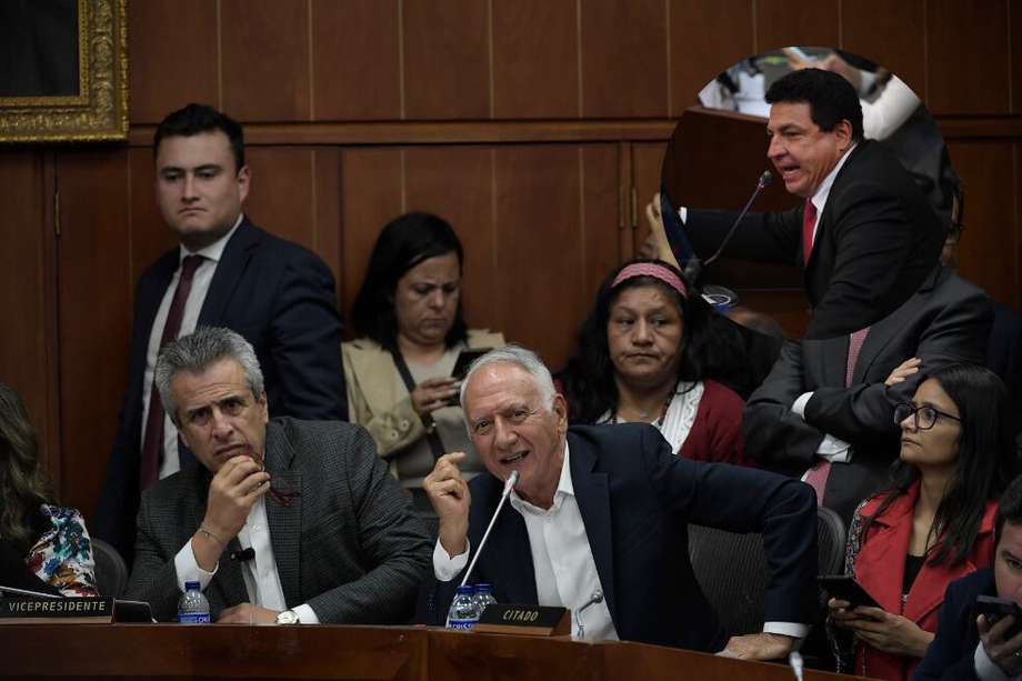 El senador Miguel Ángel Pinto  (superior derecha), del Partido Liberal, habló sobre la posibilidad de consensos con el Gobierno. En la foto, Luis Fernando Velasco (ministro del Interior) y Guillermo Jaramillo (ministro de Salud).