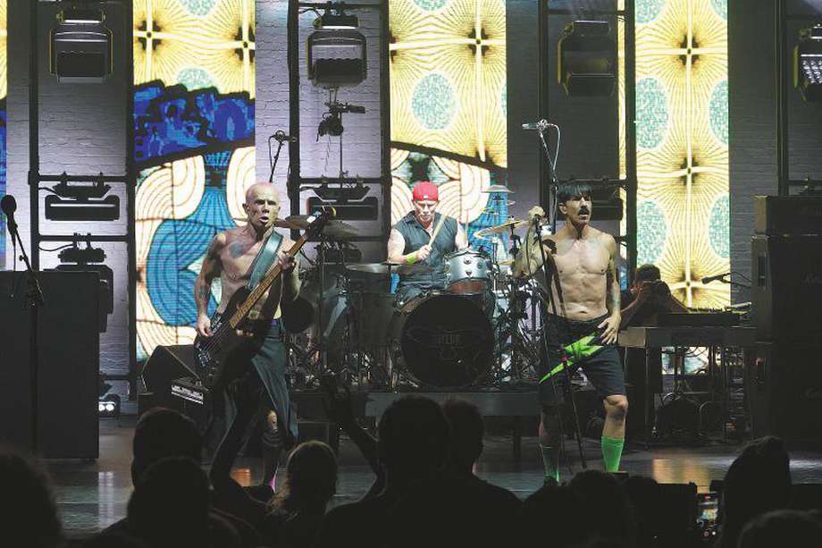 Tres de los cuatro integrantes de Red Hot Chili Peppers durante un concierto en California (Estados Unidos)