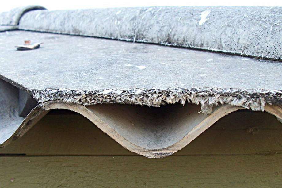 El asbesto en Colombia se utilizaba, entre otras, para elaborar tejas. Algunos médicos han insistido que se trata de un material cancerígeno. / Wikimedia