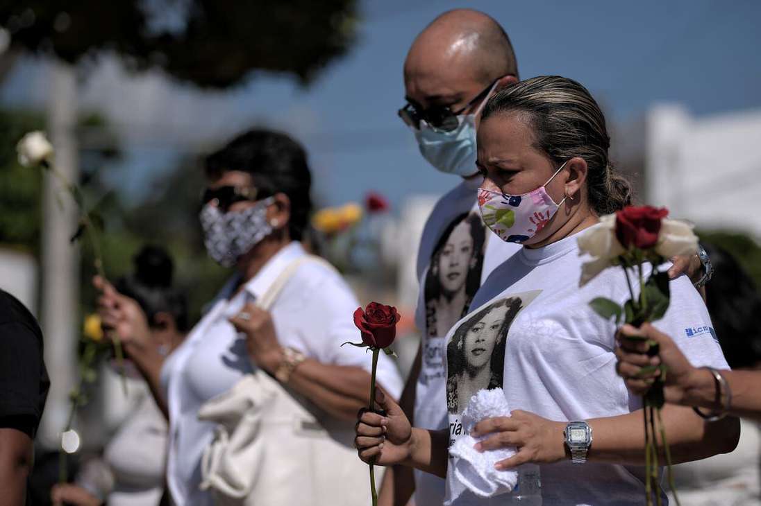 Mayerlis Angarita en la llegada al cementerio municipal de San Juan Nepomuceno.