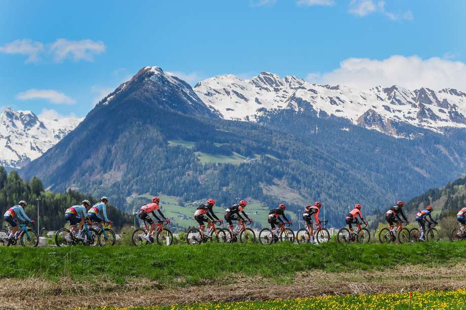 Imágenes de los ciclistas durante la segunda etapa del Tour de los Alpes 2024.