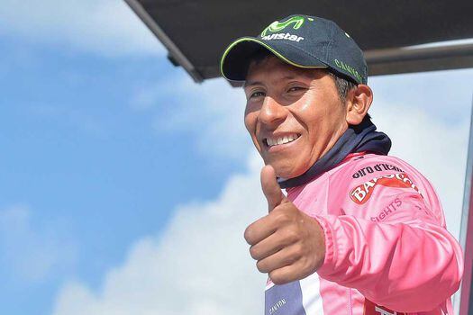 Nairo Quintana celebra su brillante actuación en el Giro de Italia. El boyacense, de 24 años, está  a 172 kilómetros de  conseguir el éxito más importante en la historia del deporte nacional.   / AFP