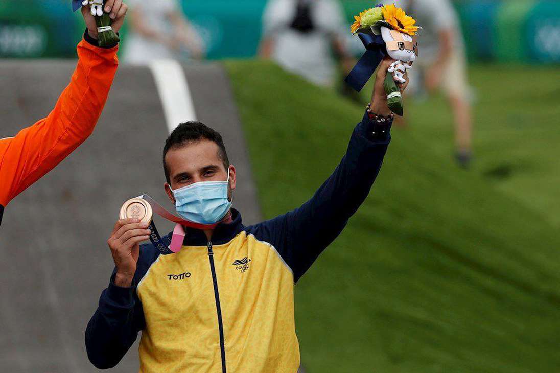 Carlos Ramírez, con su segunda medalla de bronce olímpica, la que ganó este jueves en las justas de Tokio.