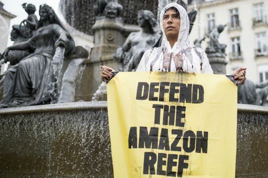 Protestante de Greenpeace en Francia. / AFP