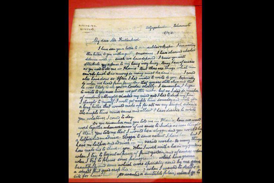 Una carta de Mahatma Gandhi dirigida al arquitecto alemán Hermann Kallenbach. / EFE