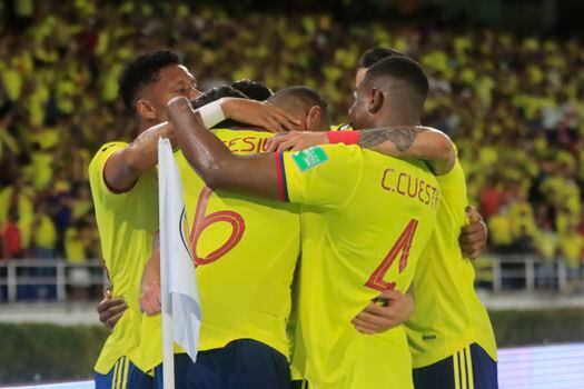 Jugadores de Colombia celebran la ventaja 3-0 durante un partido de las eliminatorias sudamericanas para el Mundial de Catar 2022 contra Bolivia.

