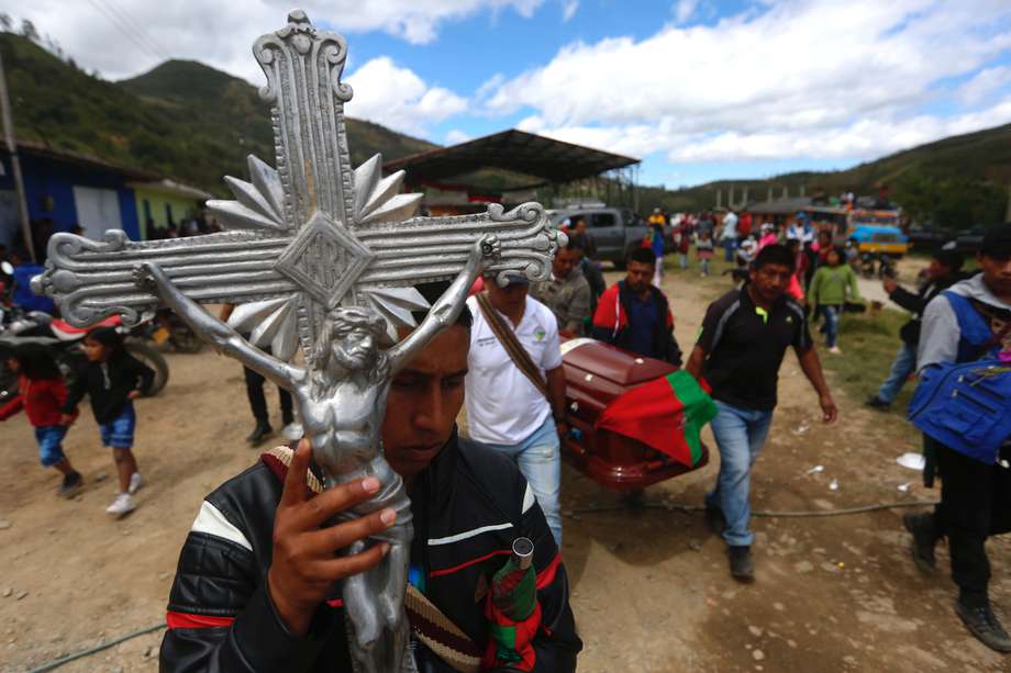 Familiares, amigos e integrantes de la Guardia Indígena cargan hoy el féretro del líder nasa Fredy Campo Bomba, durante su funeral en la vereda Granadillo del municipio de Caldono, Cauca.