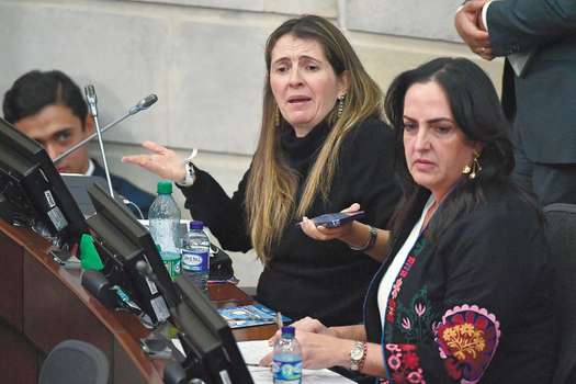 El gobierno de Gustavo Petro contará con una mayoría de 79 de 108 senadores y 140 de 187 representantes. Congresistas de oposición, como Paloma Valencia y María Fernanda Cabal, están preocupados.  