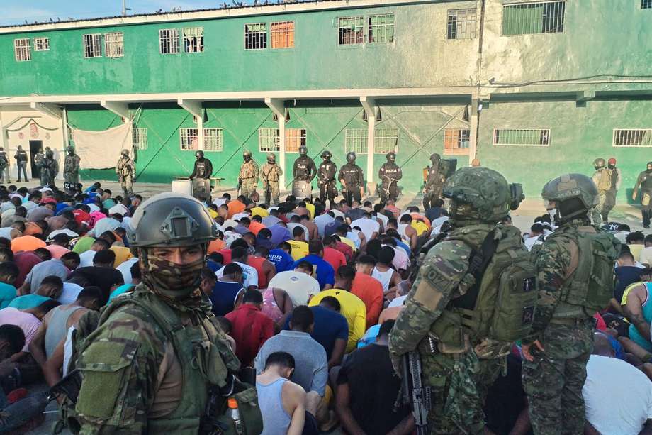 Fotografía cedida por las Fuerzas Armadas de Ecuador que muestra a agentes de la Policía y el Ejército mientras intervienen una cárcel en Esmeraldas (Ecuador).