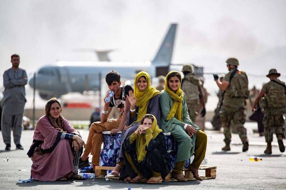 Un grupo de afganas espera a ser evacuada del Aeropuerto Internacional de Kabul en Afganistán.