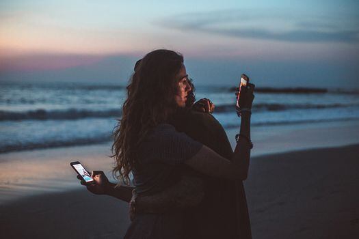 Publicar foto con la pareja en redes sociales demuestra que no se es feliz