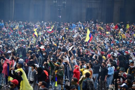 Manifestaciones, protestas y disturbios durante la jornada del paro nacional del 20 de abril en el centro de Bogotá, que contó con la presencia de la Minga Indígena.