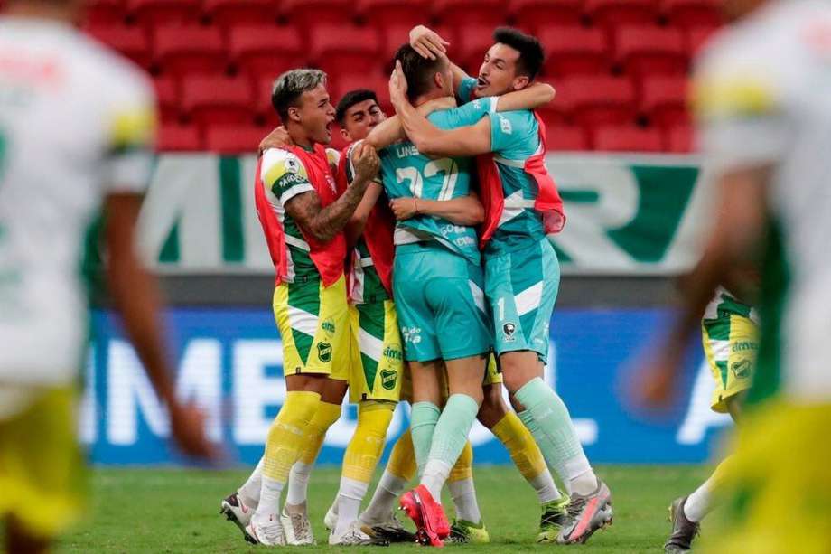 Los jugadores de Defensa y Justicia abrazan a Ezequiel Unsain, la figura del partido.