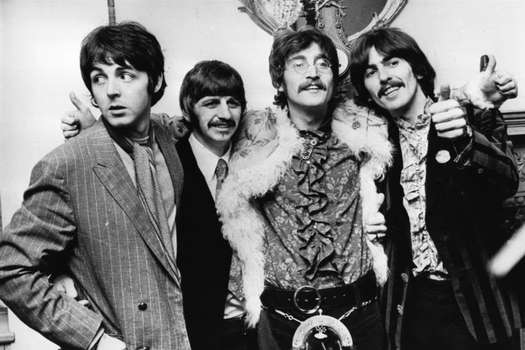 The Beatles, la banda inglesa compuesta por John Lennon, Paul McCartney, George Harrison y Ringo Starr, generaron la “Beatlemanía”, una moda que tuvo un gran impacto sociocultural desde finales de 1963 hasta 1967.