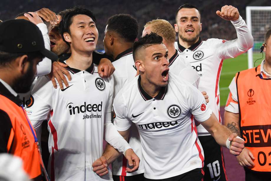 Daichi Kamad y Rafael Santos Borré celebran con sus compañeros uno de los goles de la victoria de Eintracht Frankfurt sobre West Ham.
