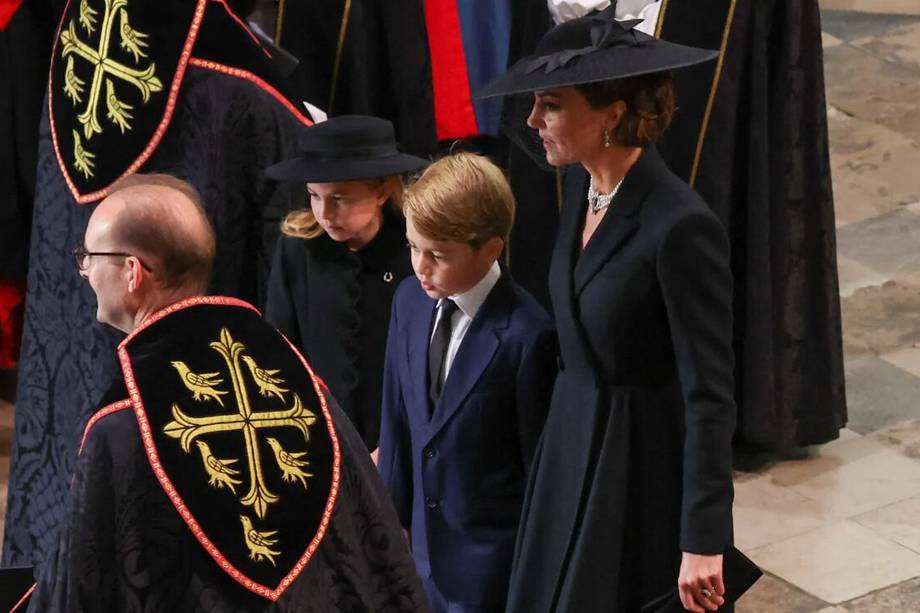 Kate Middleton, princesa de Gales, con el príncipe George y la princesa Charlotte en el funeral de Estado de la reina en la abadía de Westminster. WPA Pool/Getty Images