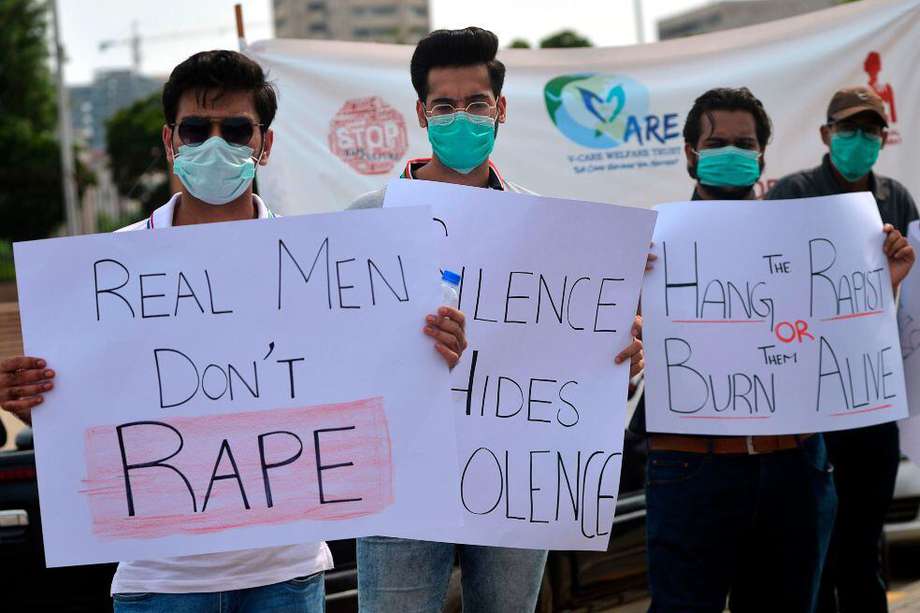 Decenas de paquistaníes protestaron por la violación de una mujer frente a sus hijos. Piden justicia.