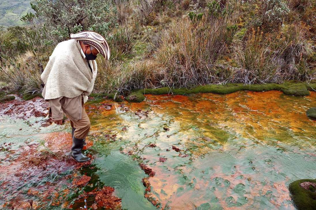 Campesinos de Tasco y otros municipios son los encargados de tomar fotografías y muestras del agua contaminada para que sirva de prueba de la realidad que vive el páramo por cuenta de la explotación minera.