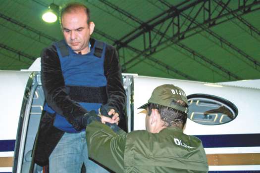 El exjefe paramilitar Salvatore Mancuso cuando estaba siendo extraditado a Estados Unidos, en 2008. 