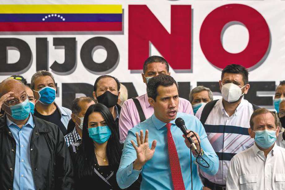 El presidente de la Asamblea Nacional, Juan Guaidó, mientras habla junto a algunos diputados en una asamblea ciudadana, en Caracas (Venezuela).  /EFE