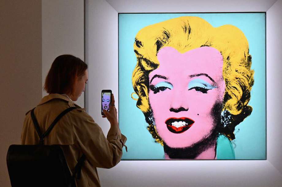 Una mujer toma una foto de 'Shot Sage Blue Marilyn' de Andy Warhol durante la vista previa de prensa de Christie's 20th y 21st Century Art en Christie's New York el 29 de abril de 2022 en la ciudad de Nueva York.