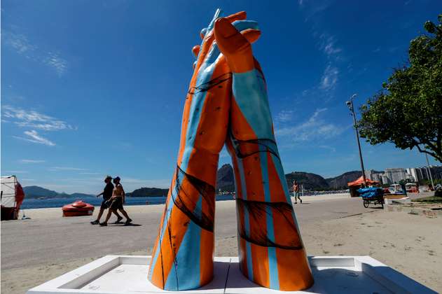 Con enormes esculturas de manos unidas, Río de Janeiro apela al contacto entre unos y otros