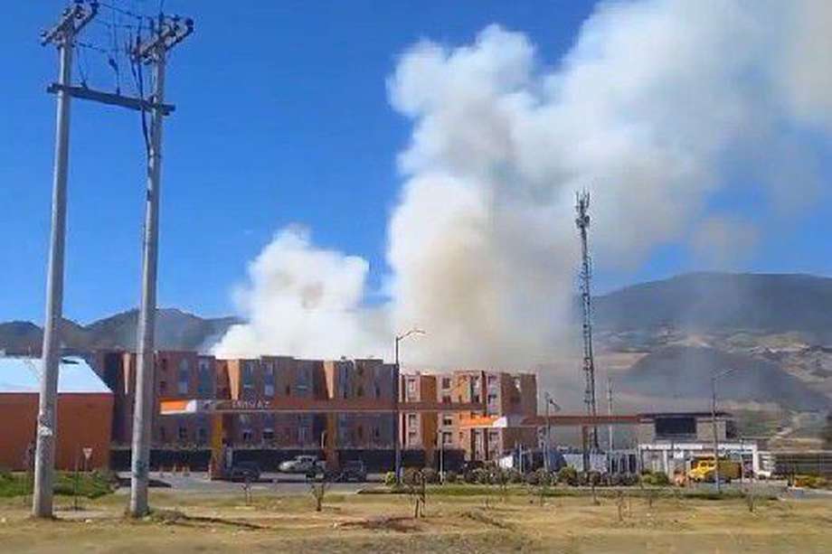La emergencia fue reportada la mañana de este lunes 22 de enero, en simultáneo con el incendio forestal ocurrido en los cerros orientales de la localidad de Chapinero.