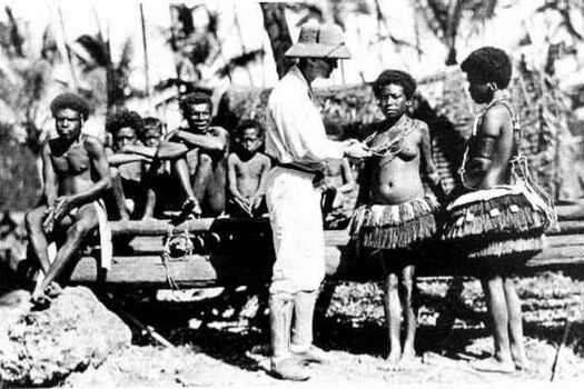 Tribu de las islas Trobriand, en la costa de la isla de Nueva Guinea. / Wikimedia