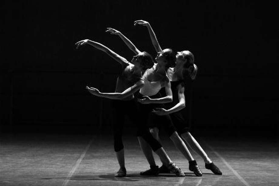 La danza contemporánea, como expresión artistica, es una reacción y evolución del movimiento.
