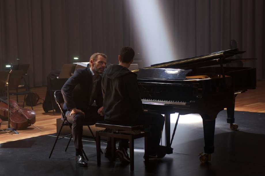El actor francés Lambert Wilson en una escena de El prodigio, al lado de Jules Benchetrit, quien interpreta a Mathieu.  / Cortesía: Cine Colombia