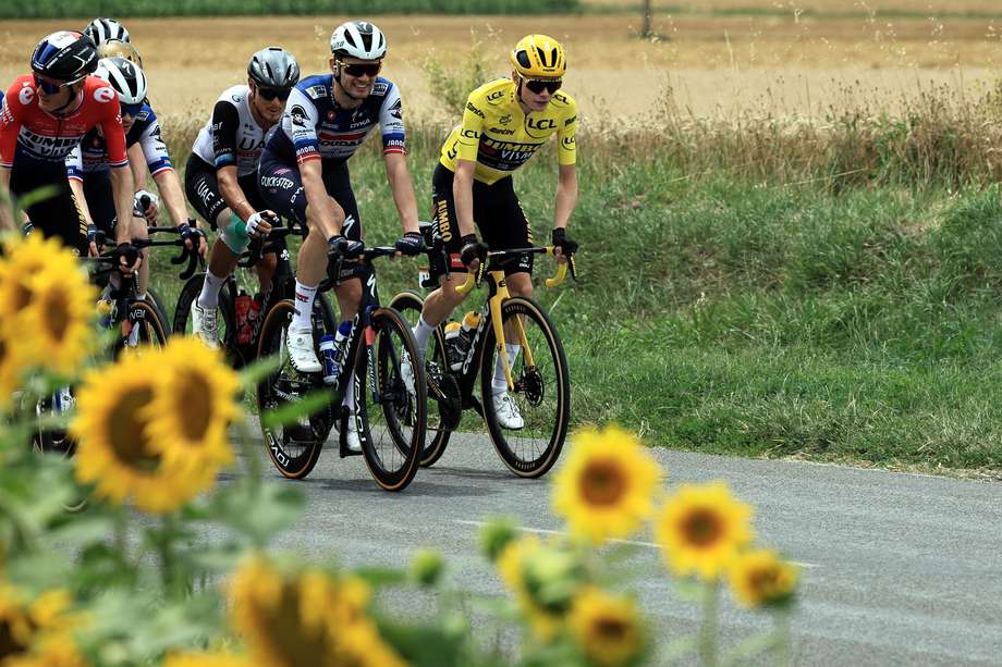 El líder general de maillot amarillo, el ciclista danés Jonas Vingegaard del equipo Jumbo-Visma (der.) y otros ciclistas durante la undécima etapa del Tour de Francia 2023, una carrera de 180 km desde Clermont-Ferrand a Moulins, Francia, el 12 de julio de 2023.