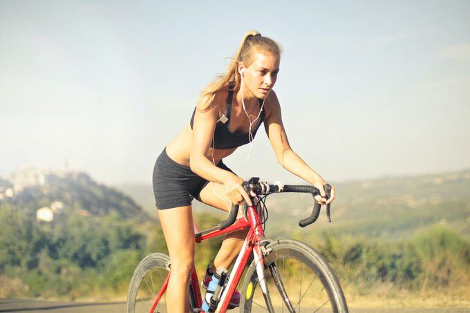 5 beneficios de montar bicicleta, según expertos