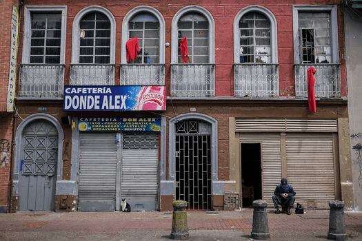 En Colombia, los pañuelos rojos en las ventanas se volvieron símbolo de la desigualdad. Con estos, familias vulnerables piden ayuda al gobierno con alimentos durante la cuarentena.  / Mauricio Alvarado - El Espectador
