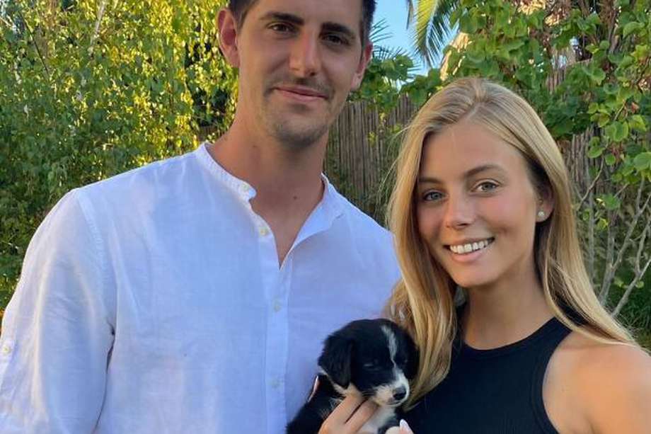 Courtois y su esposa, Mishel Gerzig, adoptaron un cachorro el pasado agosto de 2021.
