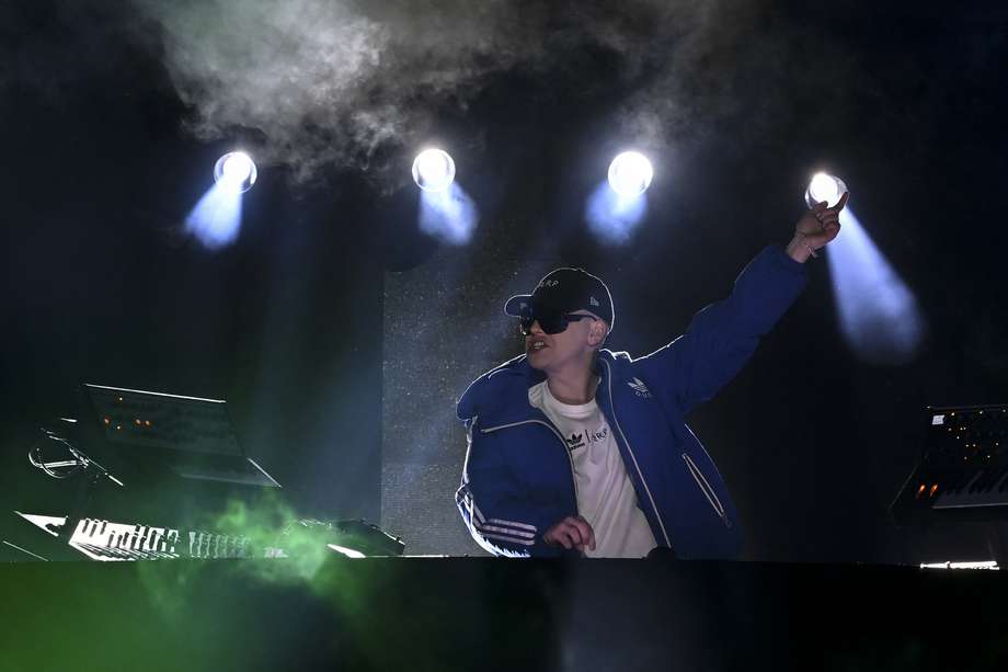 El DJ y productor discográfico argentino Bizarrap se presenta en el escenario durante el BZRP Live Tour en Buenos Aires el 20 de abril de 2023.