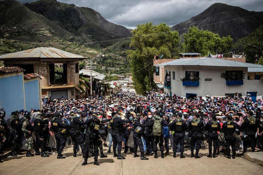 Campesinos de Cajamarca, al norte de Perú, hacen una manifestación a favor de Pedro Castillo, originario de esa región.