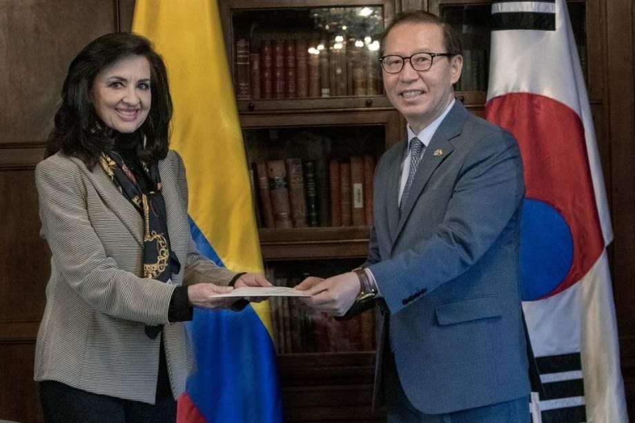 En junio de 2020, Choo jong-youn, embajador de Corea del Sur, presentó sus cartas credenciales en la cancillería colombiana ante la Canciller Claudia Blum.