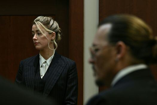 Fairfax (United States), 17/05/2022.- US actors Amber Heard (L) and Johnny Depp (R) look on as the jury walks back into the courtroom following a lunch break during the Depp vs Heard defamation trial at the Fairfax County Circuit Courthouse in Fairfax, Virginia, USA, 17 May 2022. US actor Johnny Depp's 50 million US dollar defamation lawsuit against his ex-wife, US actress Amber Heard, started on 10 April. (Estados Unidos) EFE/EPA/BRENDAN SMIALOWSKI / POOL
