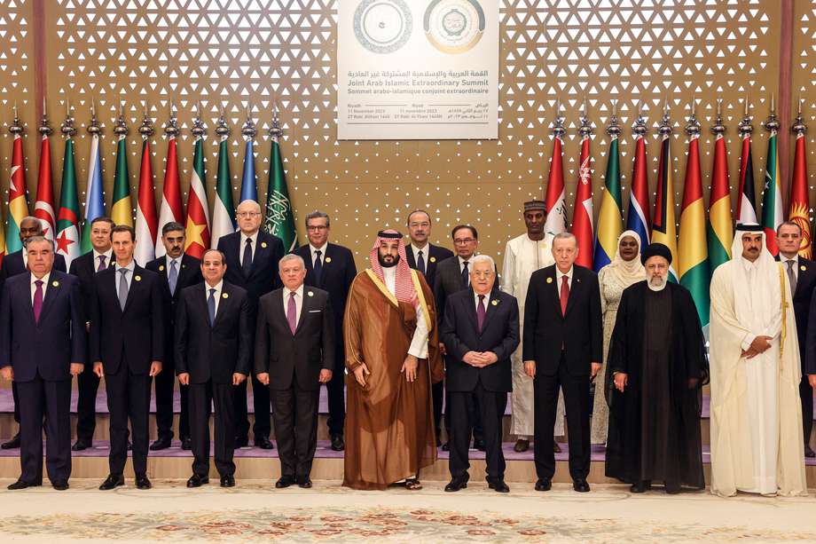 Esta imagen proporcionada por la Oficina de Prensa Palestina (PPO) el 11 de noviembre de 2023 muestra la primera fila desde la segunda izquierda: el presidente de Siria, Bashar al-Assad; el presidente de Egipto, Abdel Fatah al-Sisi; el rey de Jordania, Abdullah II; el príncipe heredero saudita, Mohammed bin Salman; el presidente palestino, Mahmud Abbas; el presidente, turco Recep Tayyip Erdogan; el presidente iraní, Ebrahim Raisi, y el emir jeque Tamim bin Hamad al-Thani, de Catar, de pie para una foto de grupo antes de una reunión de emergencia de la Liga Árabe y la Organización de Cooperación Islámica, en Riad.